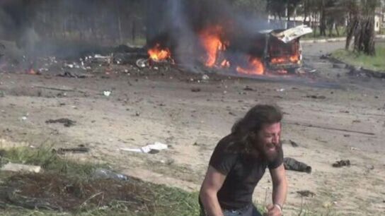 Un fot&oacute;grafo se derrumba tras los atentados en Alepo