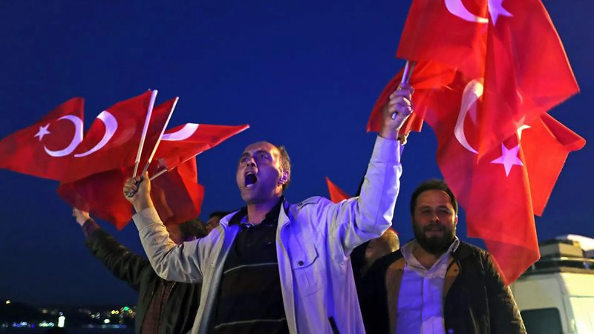 Un ciudadano turco celebra la victoria del sí