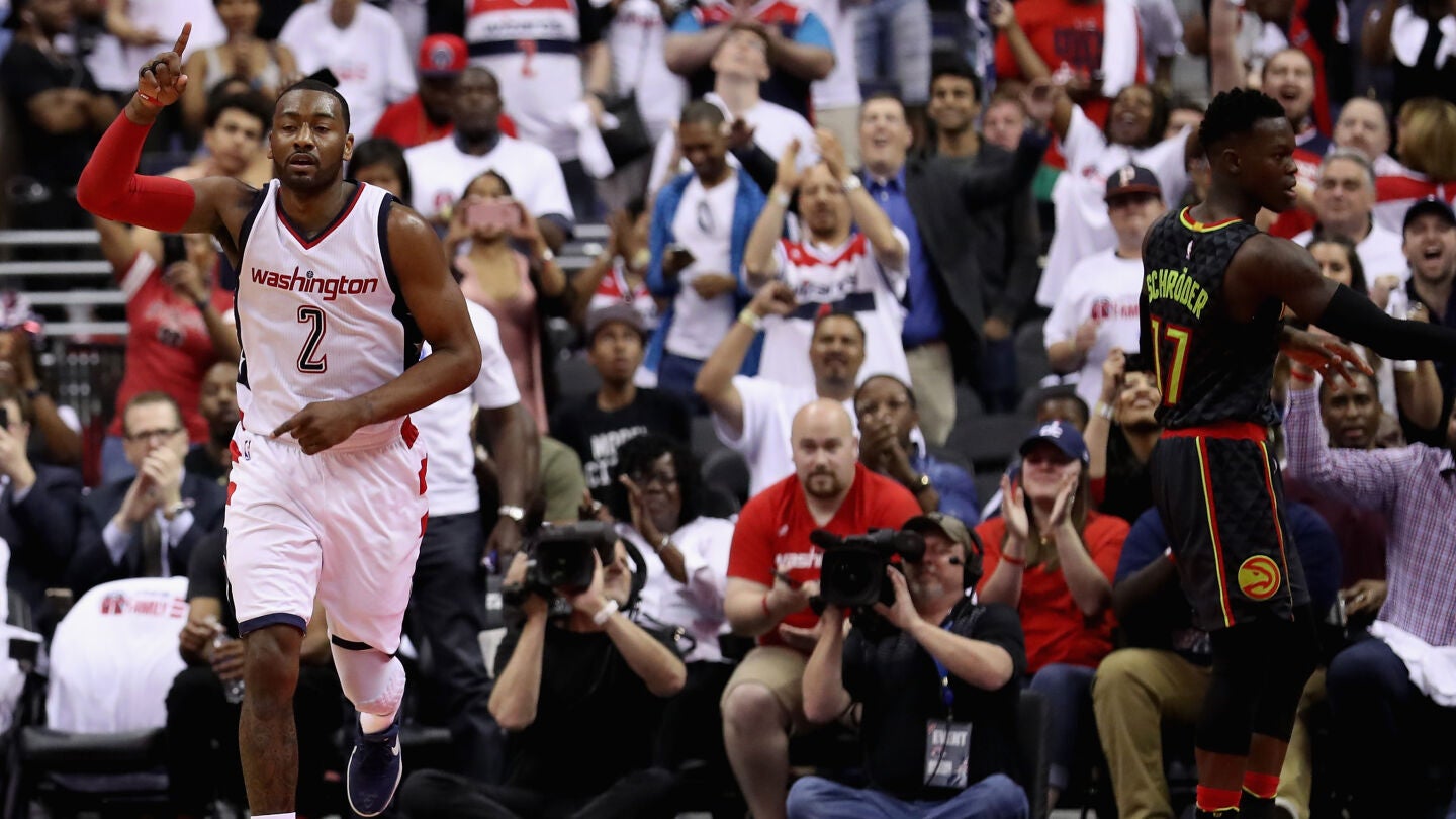 John Wall celebra una canasta ante los Hawks