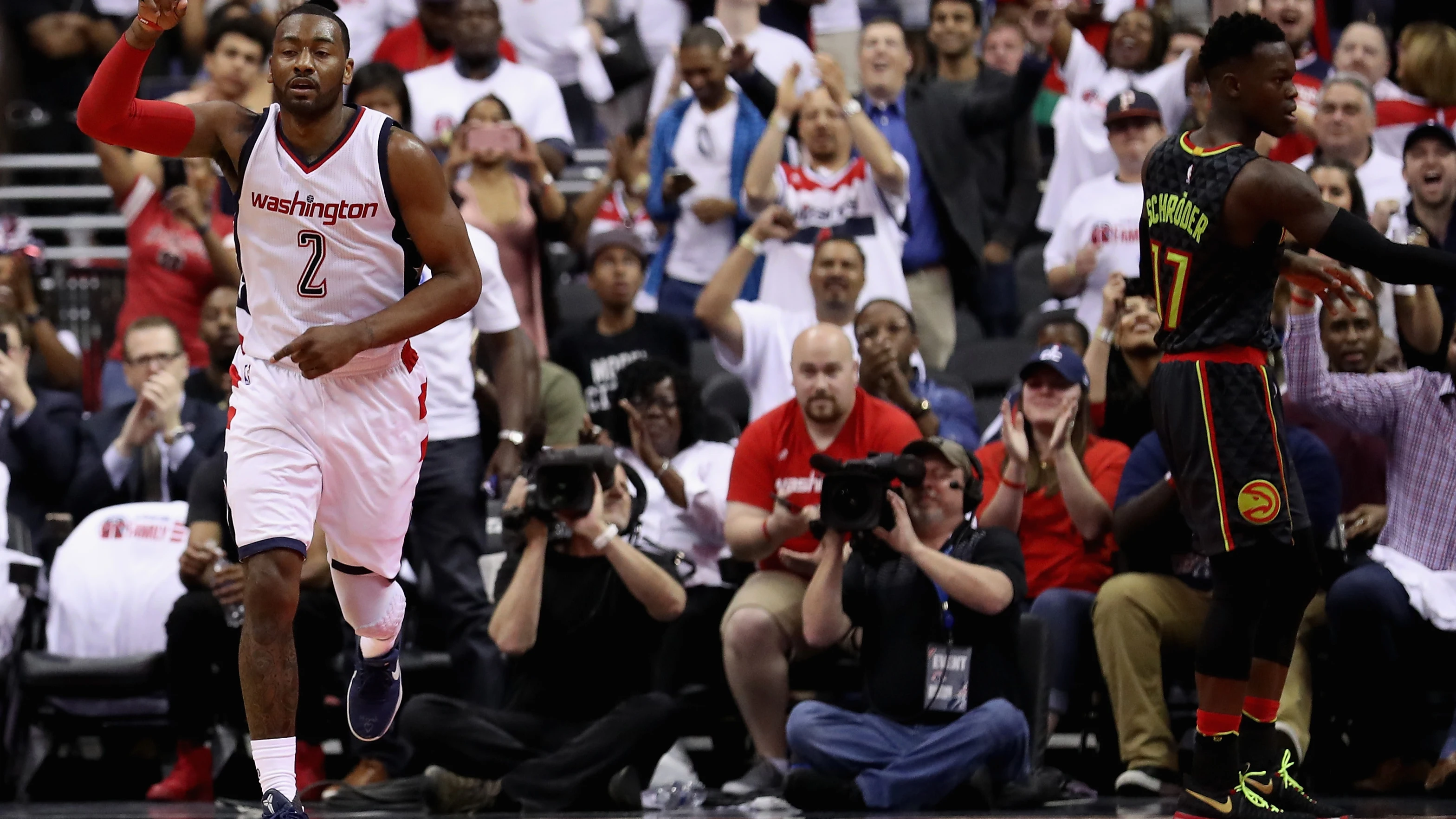 John Wall celebra una canasta ante los Hawks