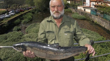 Alejandro Pérez , un experimentado pescador de Trelles (Coaña), con el 'Campanu' 2017