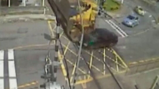 Un tren impactando contra un veh&iacute;culo