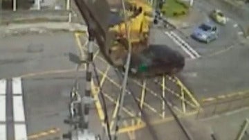 Un tren impactando contra un vehículo