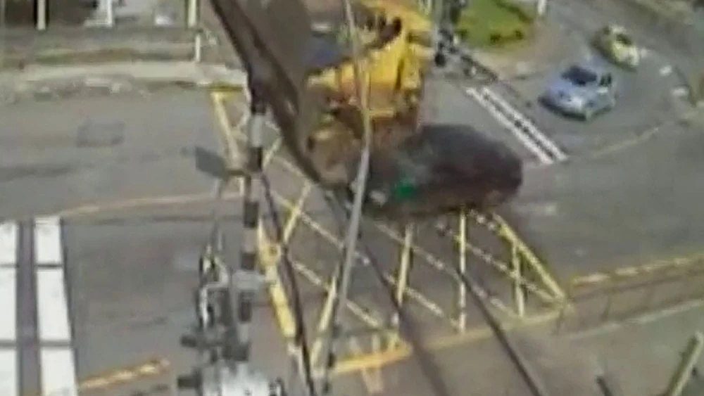 Un tren impactando contra un vehículo Un tren impactando contra un vehículo