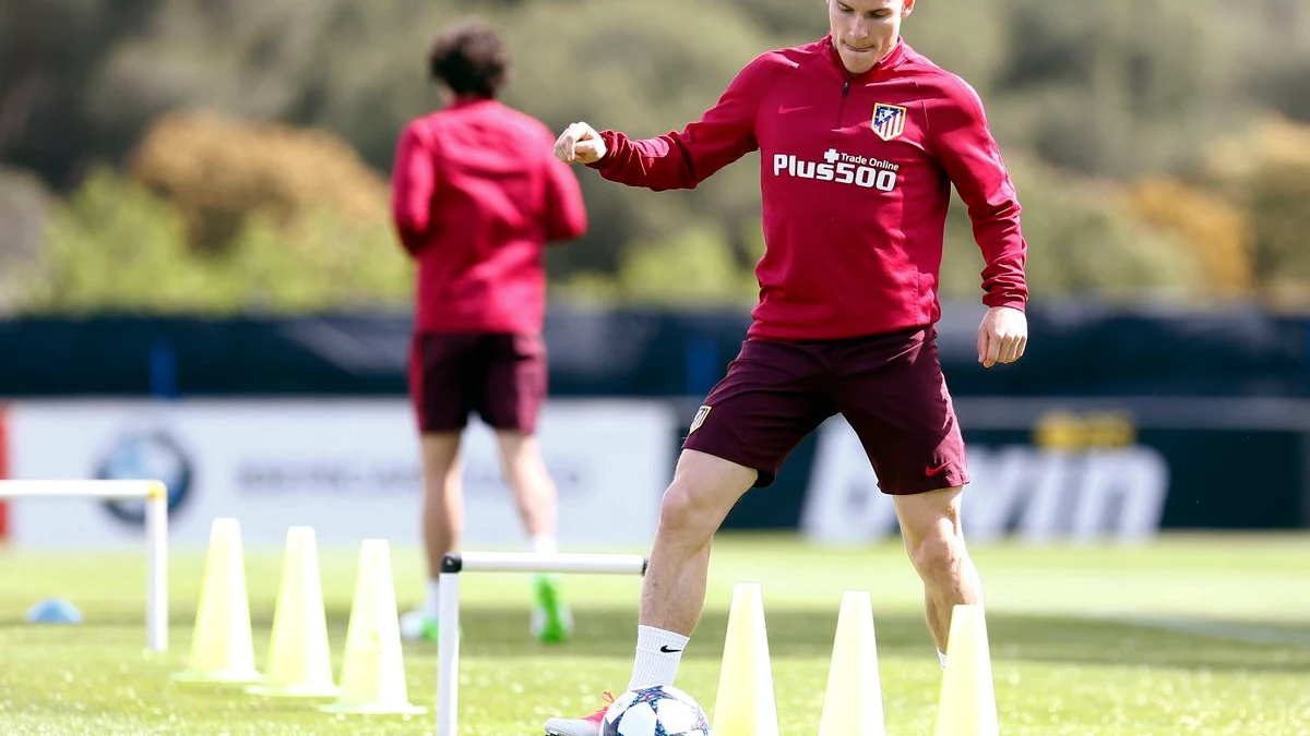 Gameiro, en el entrenamiento del Atl&eacute;tico