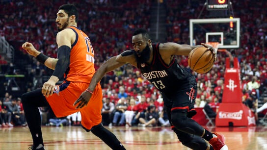 Harden avanza a canasta ante Enes Kanter