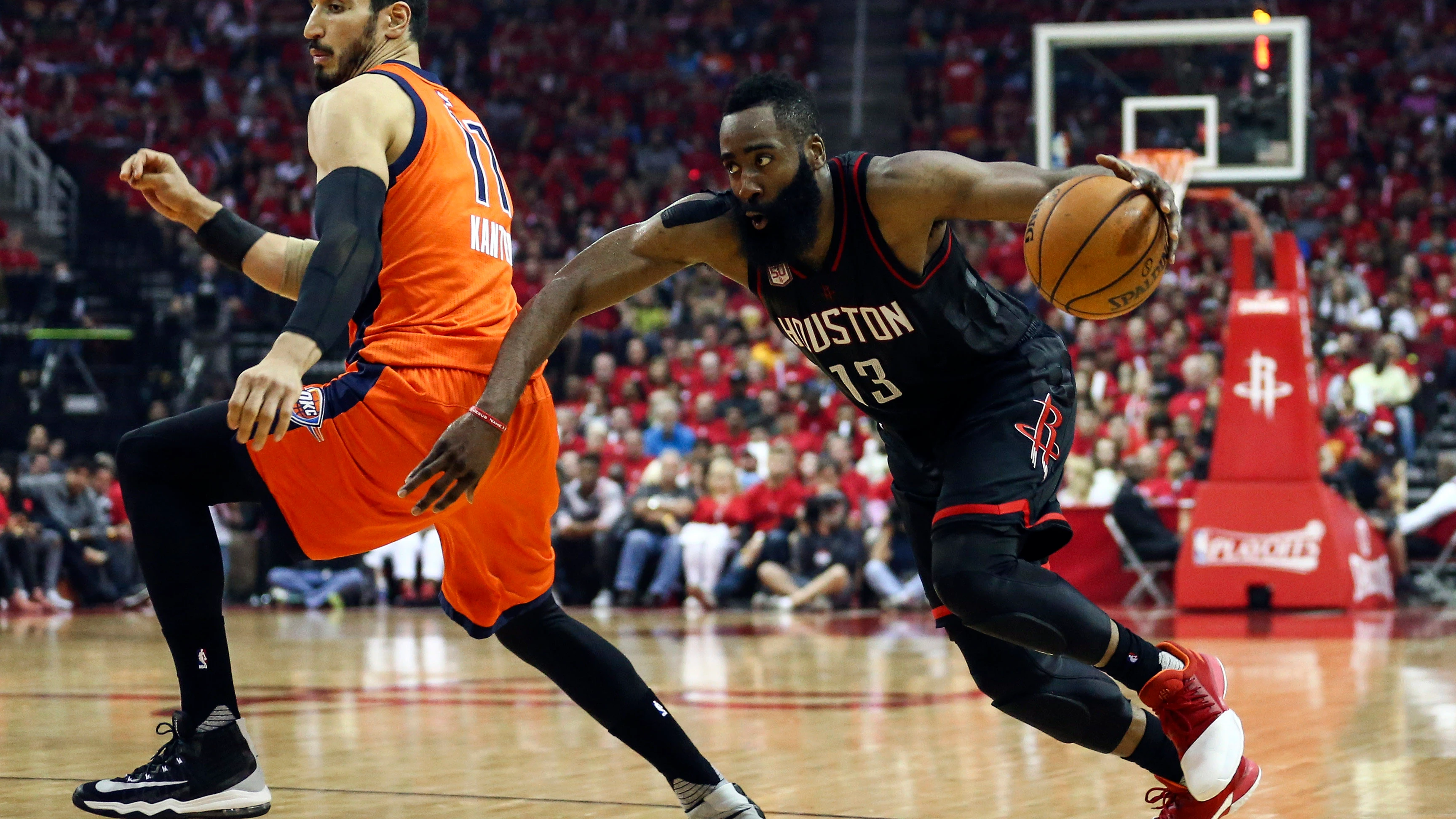 Harden avanza a canasta ante Enes Kanter