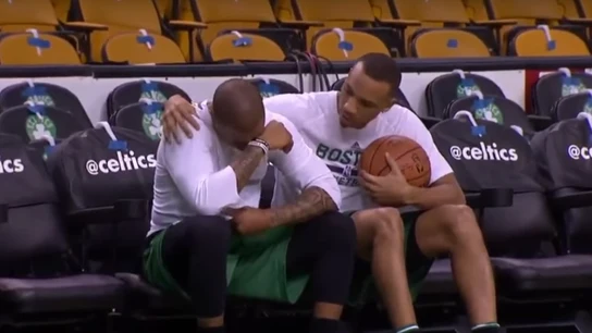 Avery Bradley consuela a Isaiah Thomas en el banquillo Avery Bradley consuela a Isaiah Thomas en el banquillo