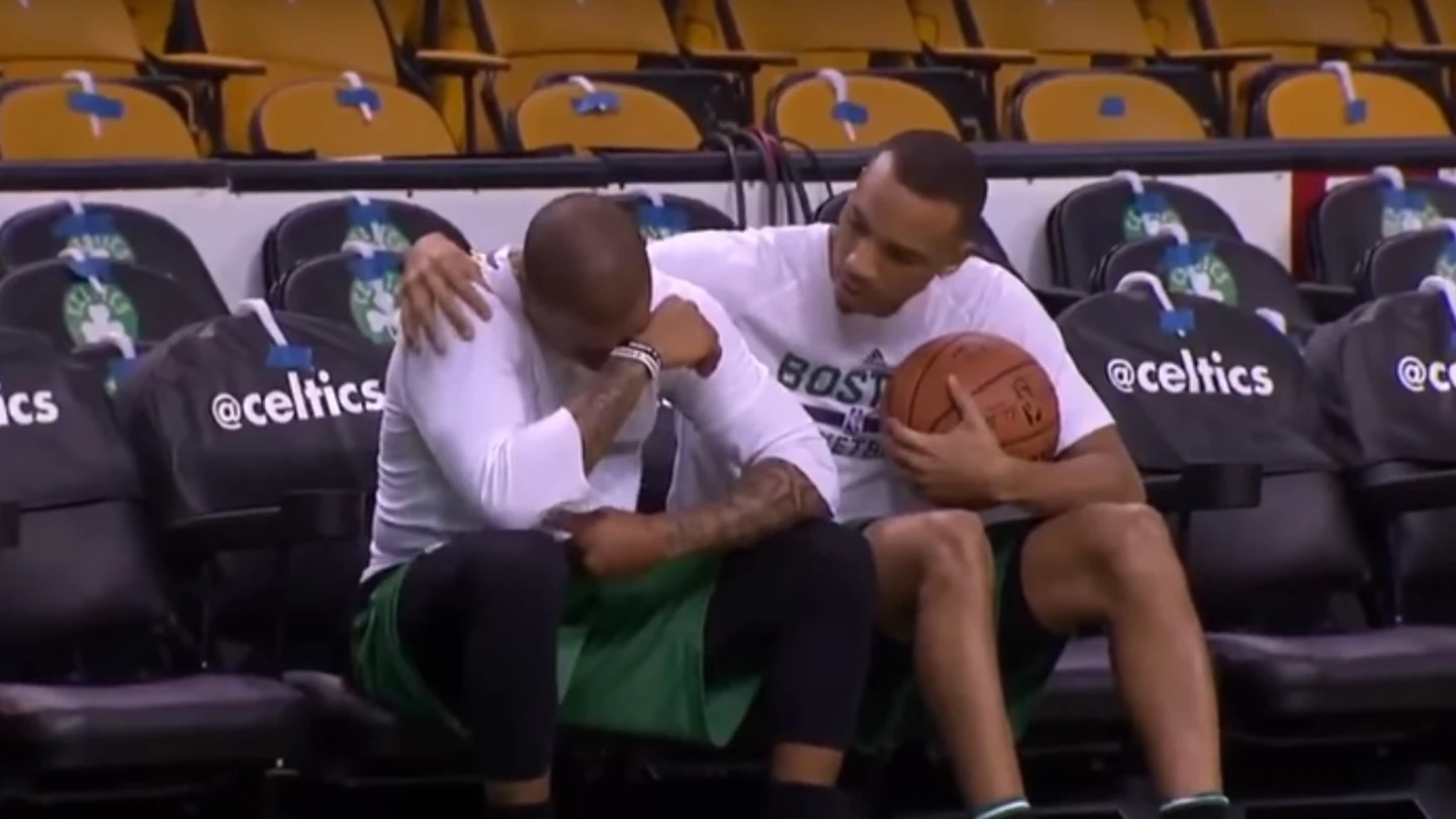 Avery Bradley consuela a Isaiah Thomas en el banquillo Avery Bradley consuela a Isaiah Thomas en el banquillo