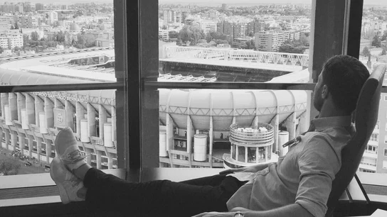 Xabi Alonso observa el Bernabéu a distancia Xabi Alonso observa el Bernabéu a distancia