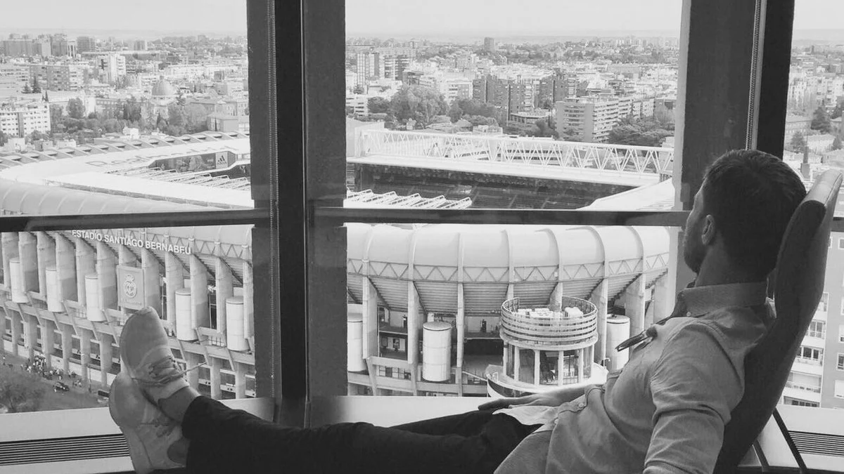 Xabi Alonso observa el Bernabéu a distancia