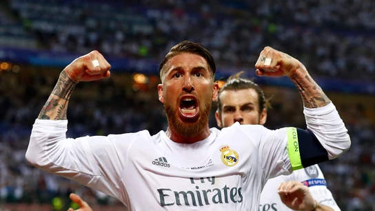 Sergio Ramos saca múscula tras marcar un gol con el Madrid Sergio Ramos saca múscula tras marcar un gol con el Madrid