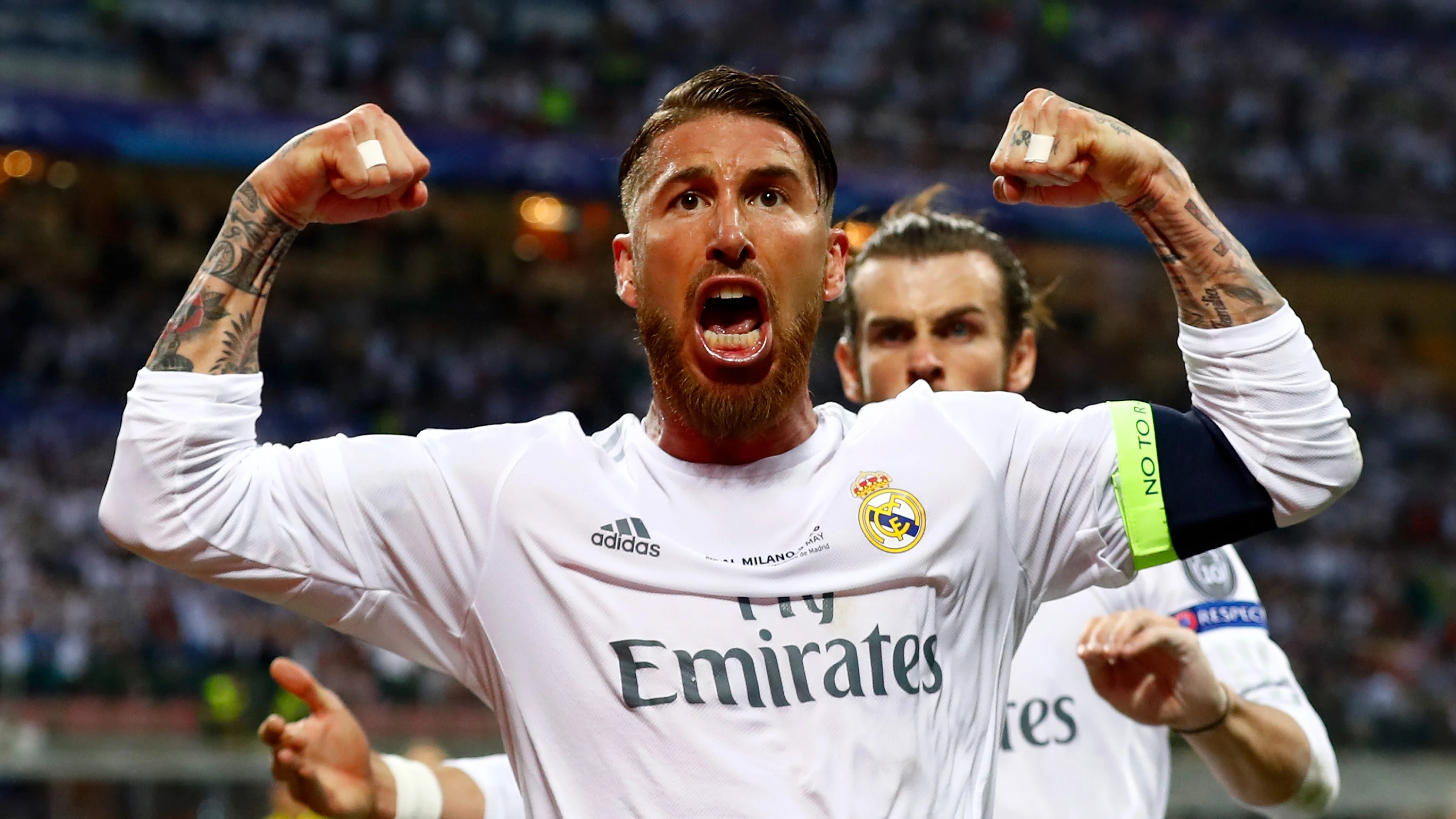 Sergio Ramos saca múscula tras marcar un gol con el Madrid Sergio Ramos saca múscula tras marcar un gol con el Madrid