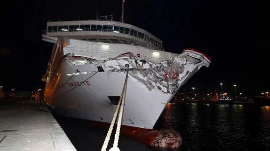 Aspecto de la proa del ferry que se estrelló de frente contra la escollera del muelle Nelson Mandela de Las Palmas de Gran Canaria Aspecto de la proa del ferry que se estrelló de frente contra la escollera del muelle Nelson Mandela de Las Palmas de Gran Canaria