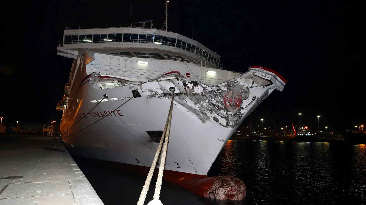 Aspecto de la proa del ferry que se estrelló de frente contra la escollera del muelle Nelson Mandela de Las Palmas de Gran Canaria Aspecto de la proa del ferry que se estrelló de frente contra la escollera del muelle Nelson Mandela de Las Palmas de Gran Canaria