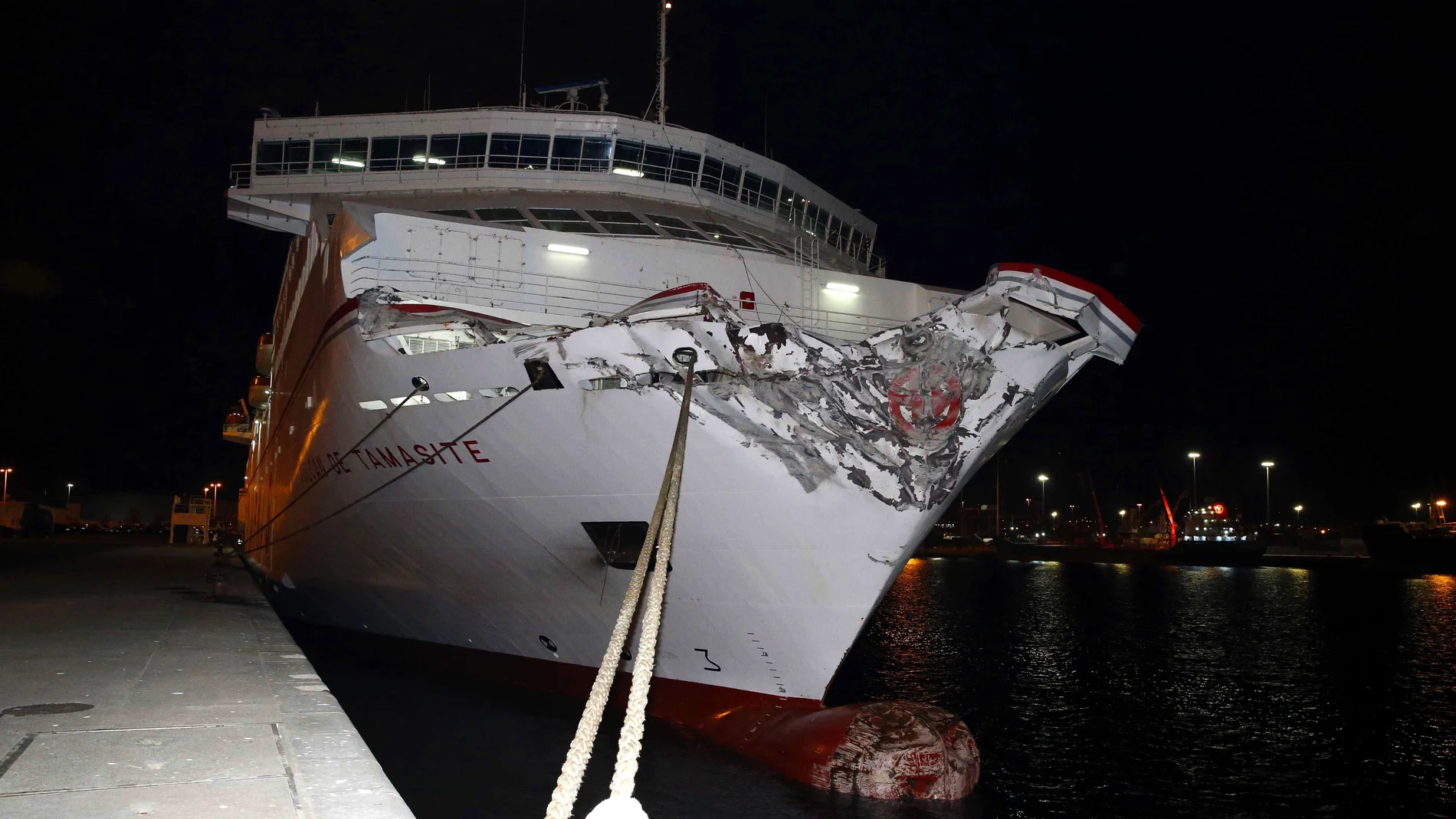 Aspecto de la proa del ferry que se estrelló de frente contra la escollera del muelle Nelson Mandela de Las Palmas de Gran Canaria