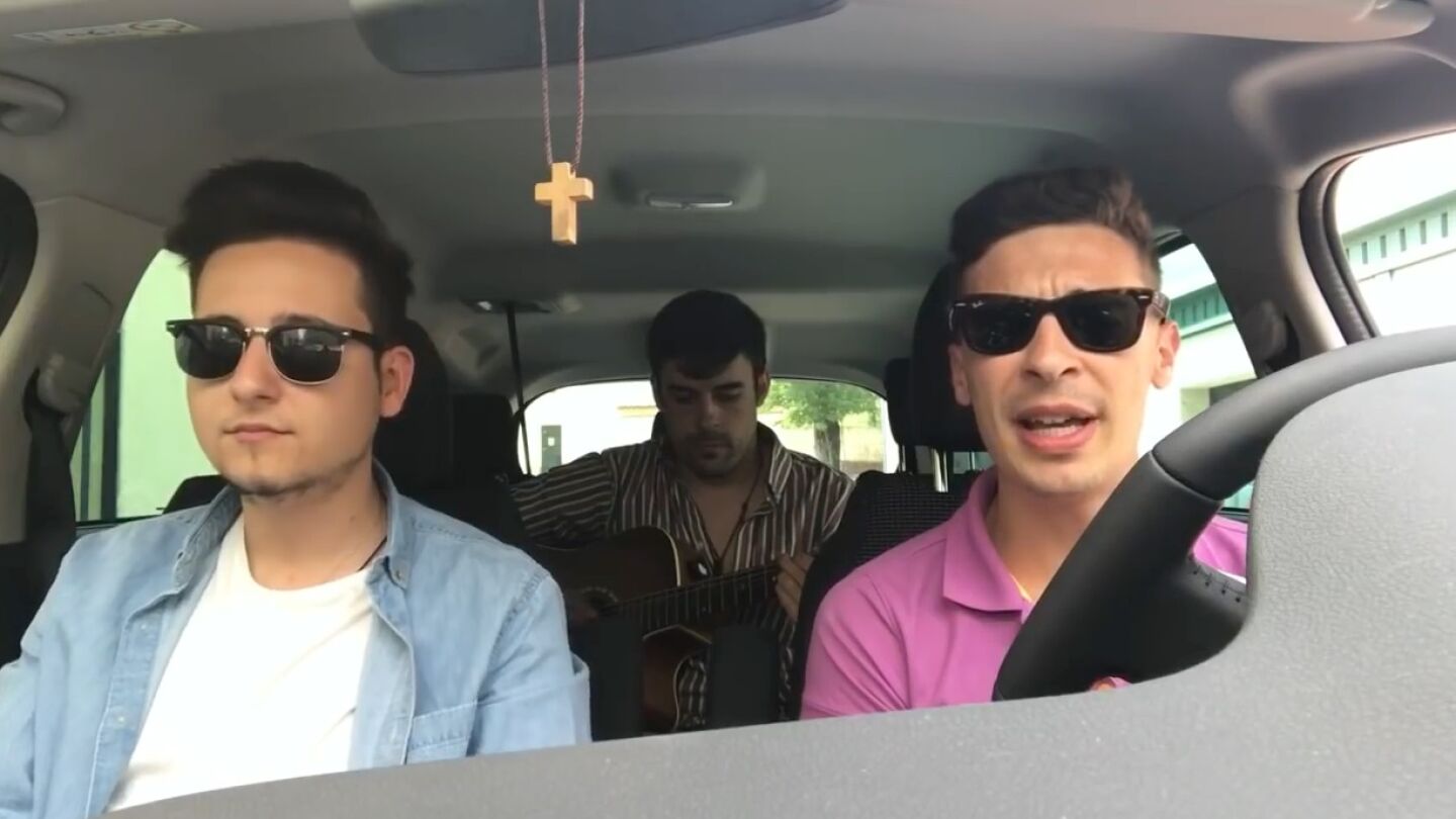 Los tres j&oacute;venes cantando su tema