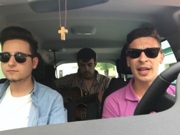 Los tres jóvenes cantando su tema Los tres jóvenes cantando su tema
