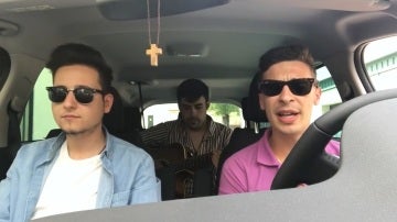 Los tres jóvenes cantando su tema