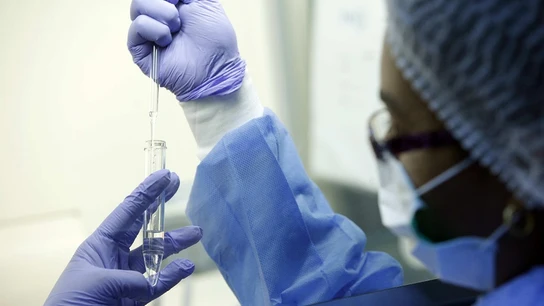 Una mujer examinando pruebas en un laboratorio El lavado seminal permite que hombres con el virus del VIH tengan hijos sanos