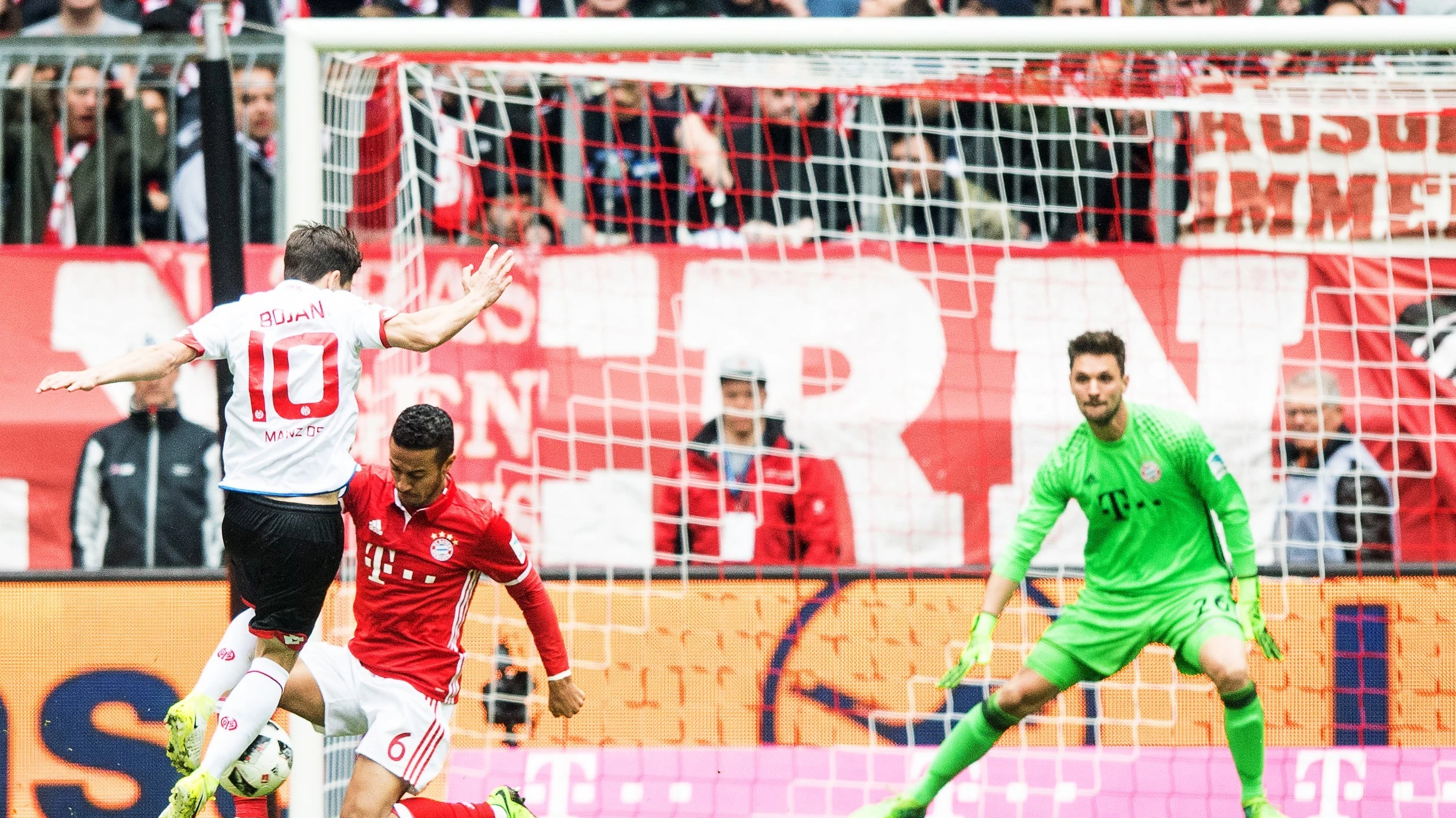 Bojan delante de Thiago Alcántara Bojan delante de Thiago Alcántara