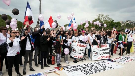 Las mujeres de los polic&iacute;as denuncian el estado de alerta frente a la torre Eiffel
