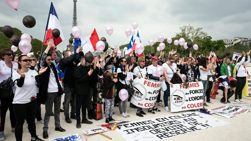 Las mujeres de los policías denuncian el estado de alerta frente a la torre Eiffel