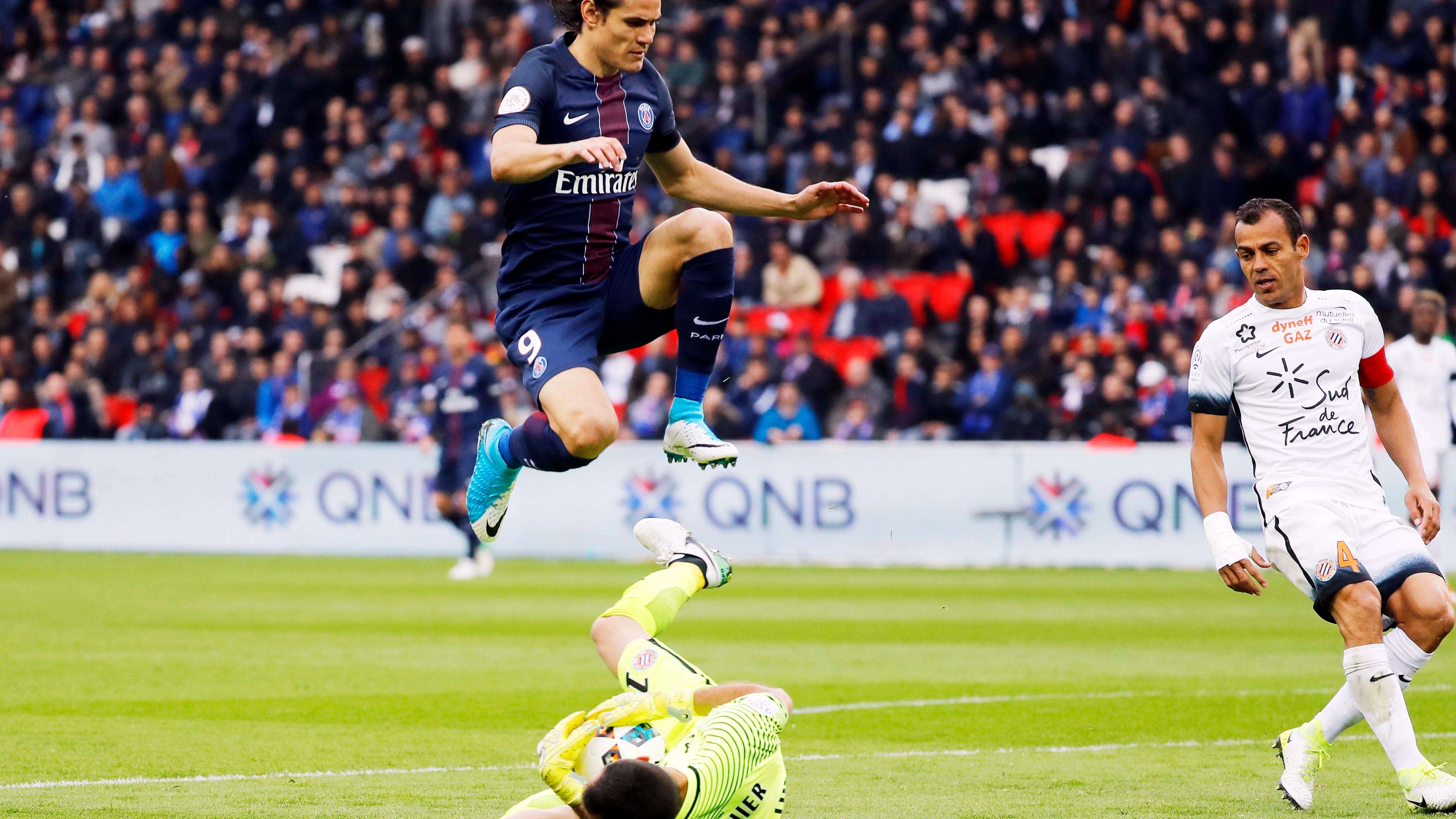 Cavani durante un partido con el PSG Cavani durante un partido con el PSG