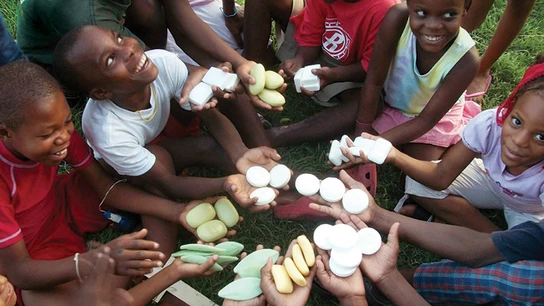 Niños con jabones de la iniciativa 'Clean the World Niños con jabones de la iniciativa 'Clean the World