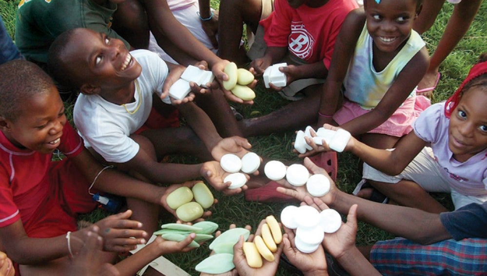 Niños con jabones de la iniciativa 'Clean the World