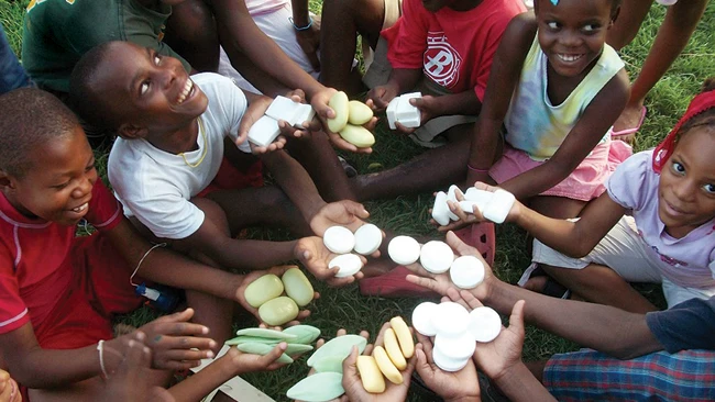 Niños con jabones de la iniciativa 'Clean the World