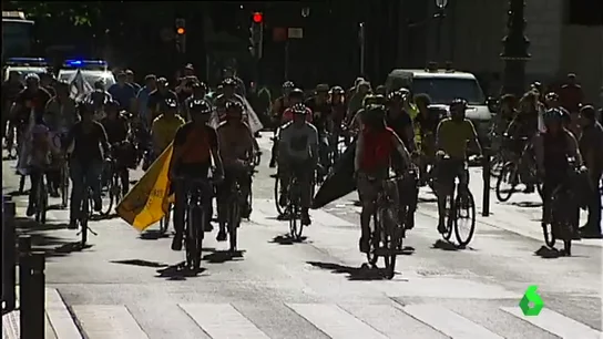 Marcha ciclista en Bilbao en contra del gasto en armamento Marcha ciclista en Bilbao en contra del gasto en armamento