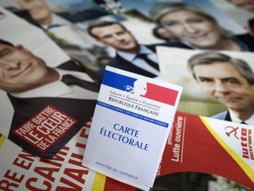 Una credencial para votar es fotografiada sobre los panfletos de los once candidatos Una credencial para votar es fotografiada sobre los panfletos de los once candidatos