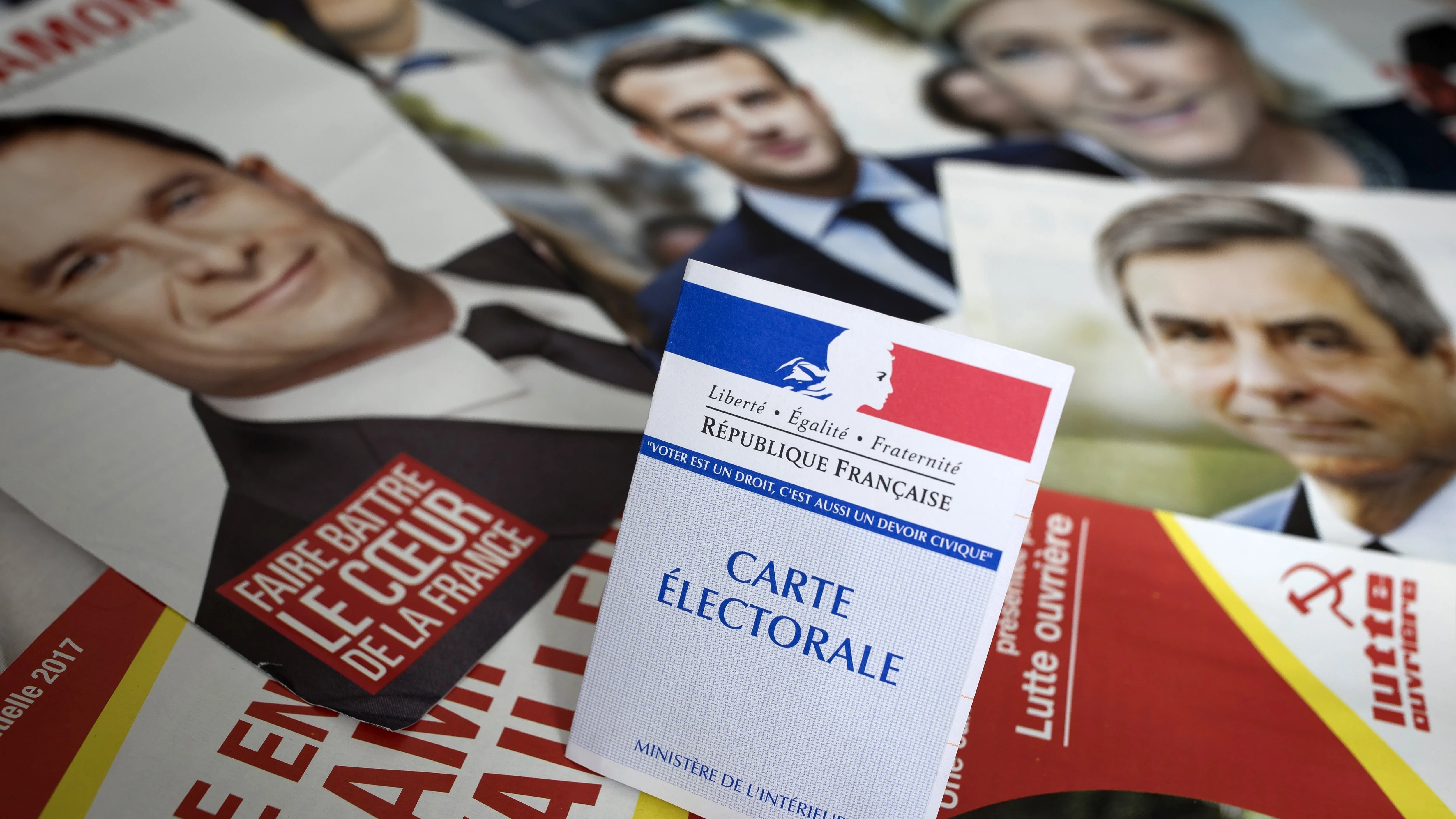 Una credencial para votar es fotografiada sobre los panfletos de los once candidatos Una credencial para votar es fotografiada sobre los panfletos de los once candidatos