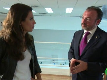 Ana Pastor y Luis Videgaray antes de comenzar la entrevista Ana Pastor y Luis Videgaray antes de comenzar la entrevista