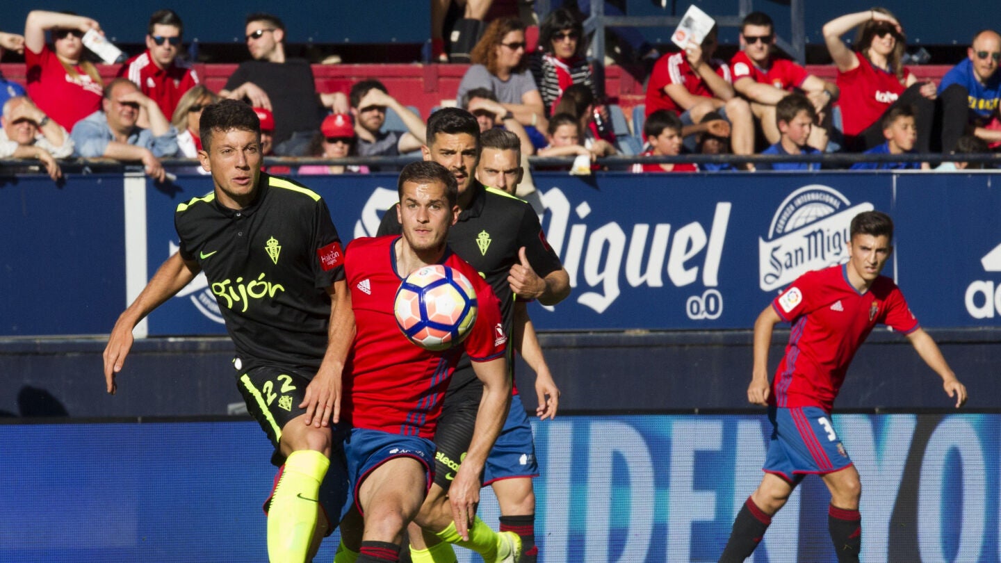 Mikel Vesga y Goran Causic disputan el bal&oacute;n en el Osasuna - Sporting