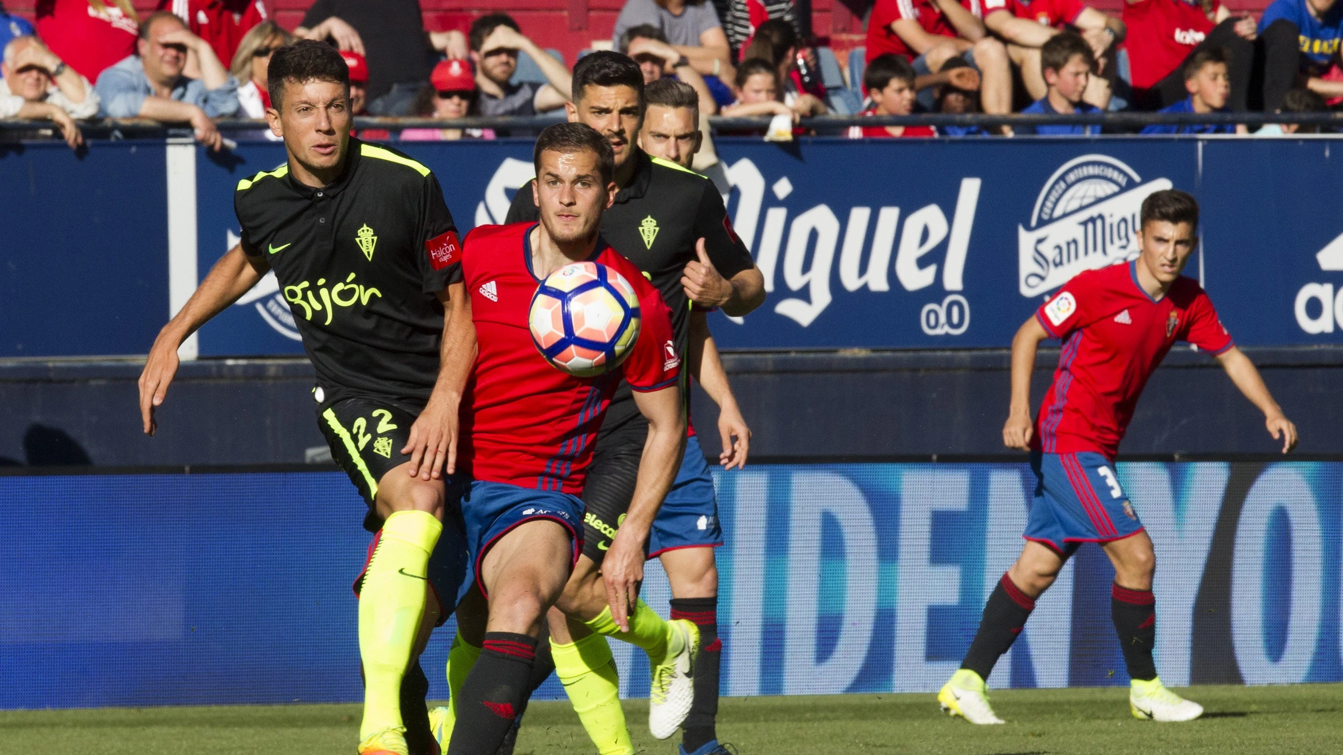 Mikel Vesga y Goran Causic disputan el balón en el Osasuna - Sporting