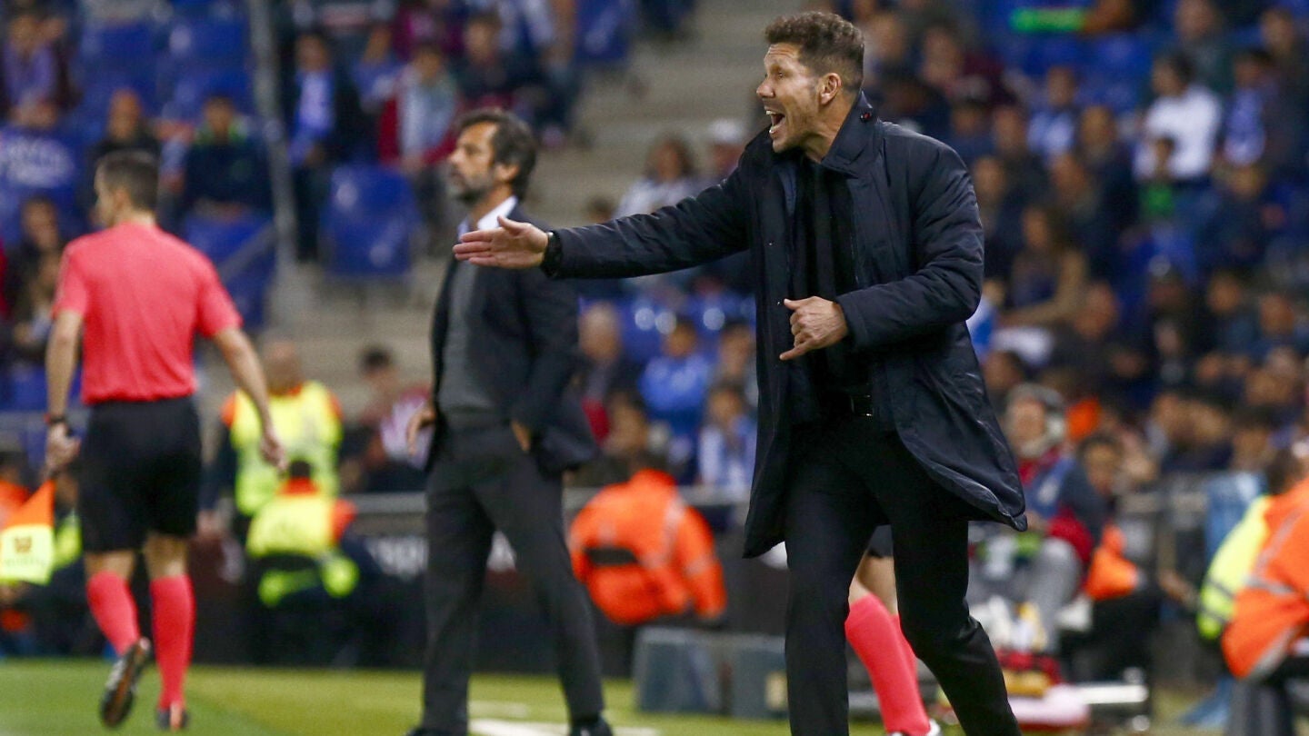 Simeone da instrucciones desde la banda de Cornell&agrave;