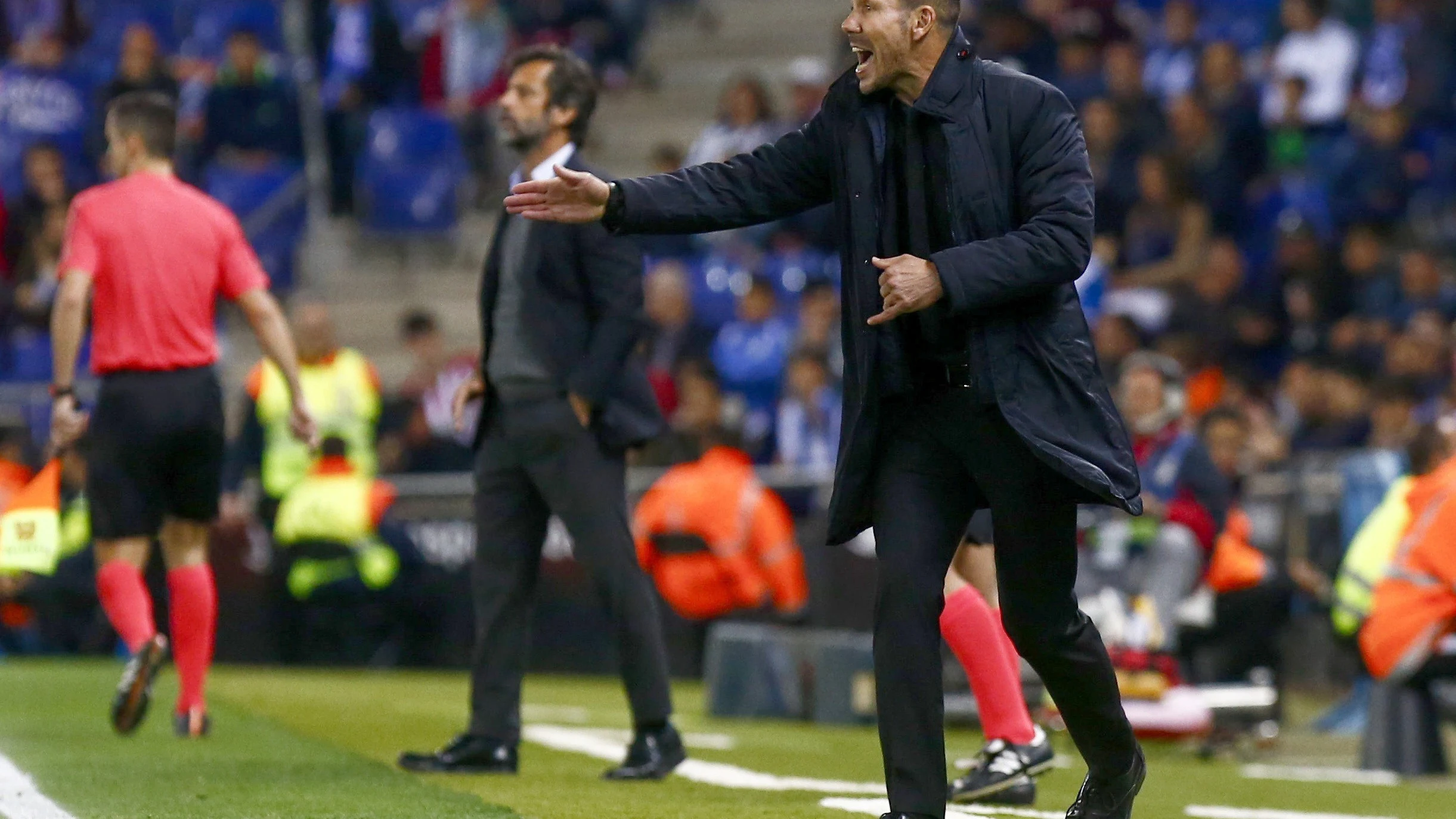 Simeone da instrucciones desde la banda de Cornellà Simeone da instrucciones desde la banda de Cornellà