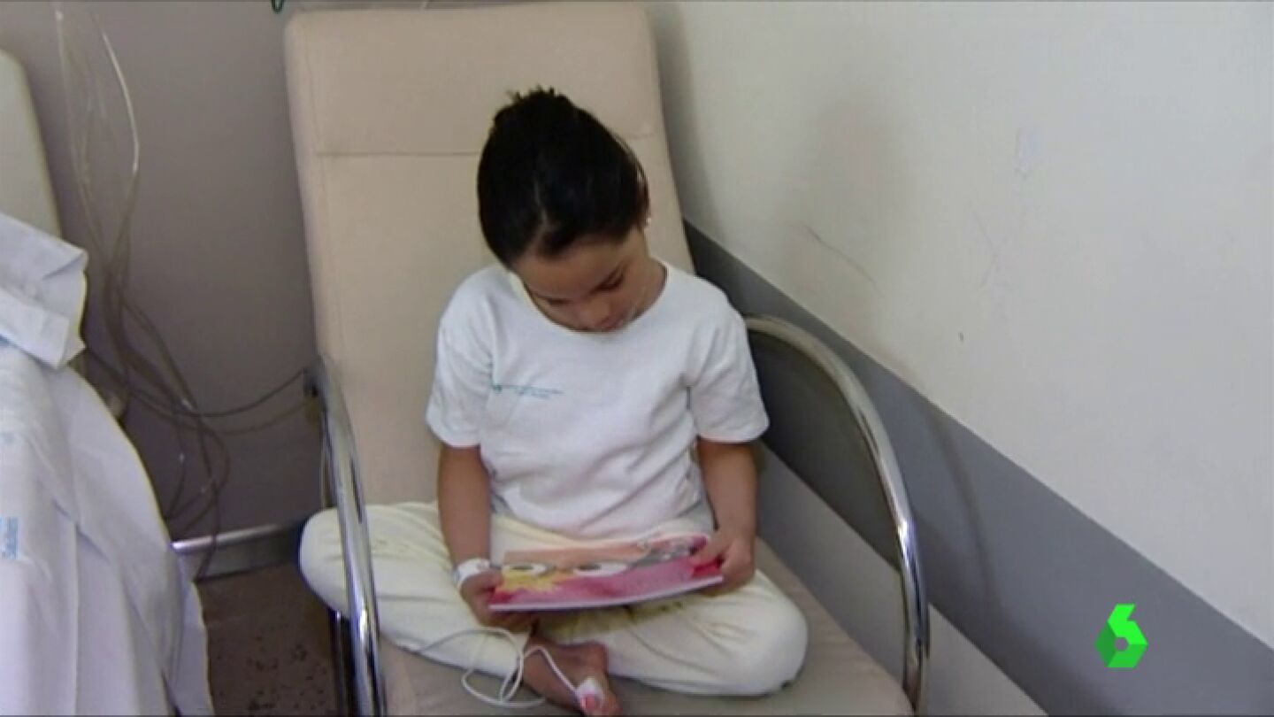 Frame 15.938694 de: Un libro y una piruleta en forma de flor, la sorpresa de la Fundaci&oacute;n Atresmedia para sacar una sonrisa a ni&ntilde;os hospitalizados