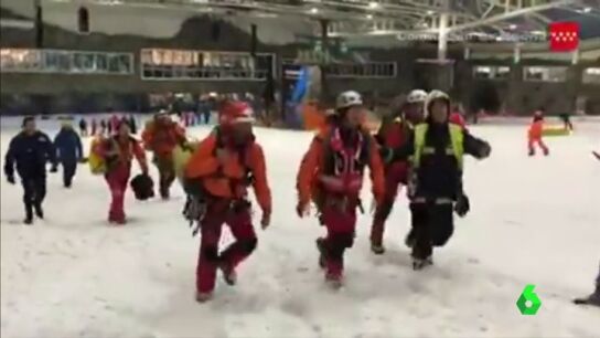 Rescate a los usuarios del telesilla de un parque de nieve en un centro comercial