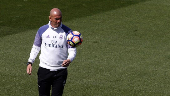 Zidane, durante el entrenamiento del Real Madrid previo al Cl&aacute;sico