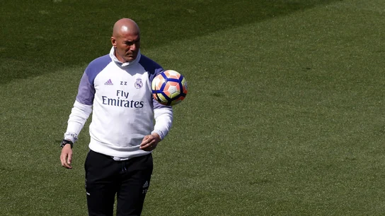 Zidane, durante el entrenamiento del Real Madrid previo al Clásico Zidane, durante el entrenamiento del Real Madrid previo al Clásico