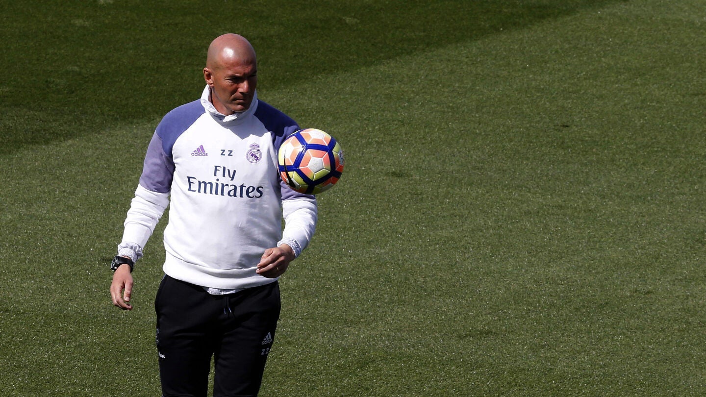 Zidane, durante el entrenamiento del Real Madrid previo al Cl&aacute;sico
