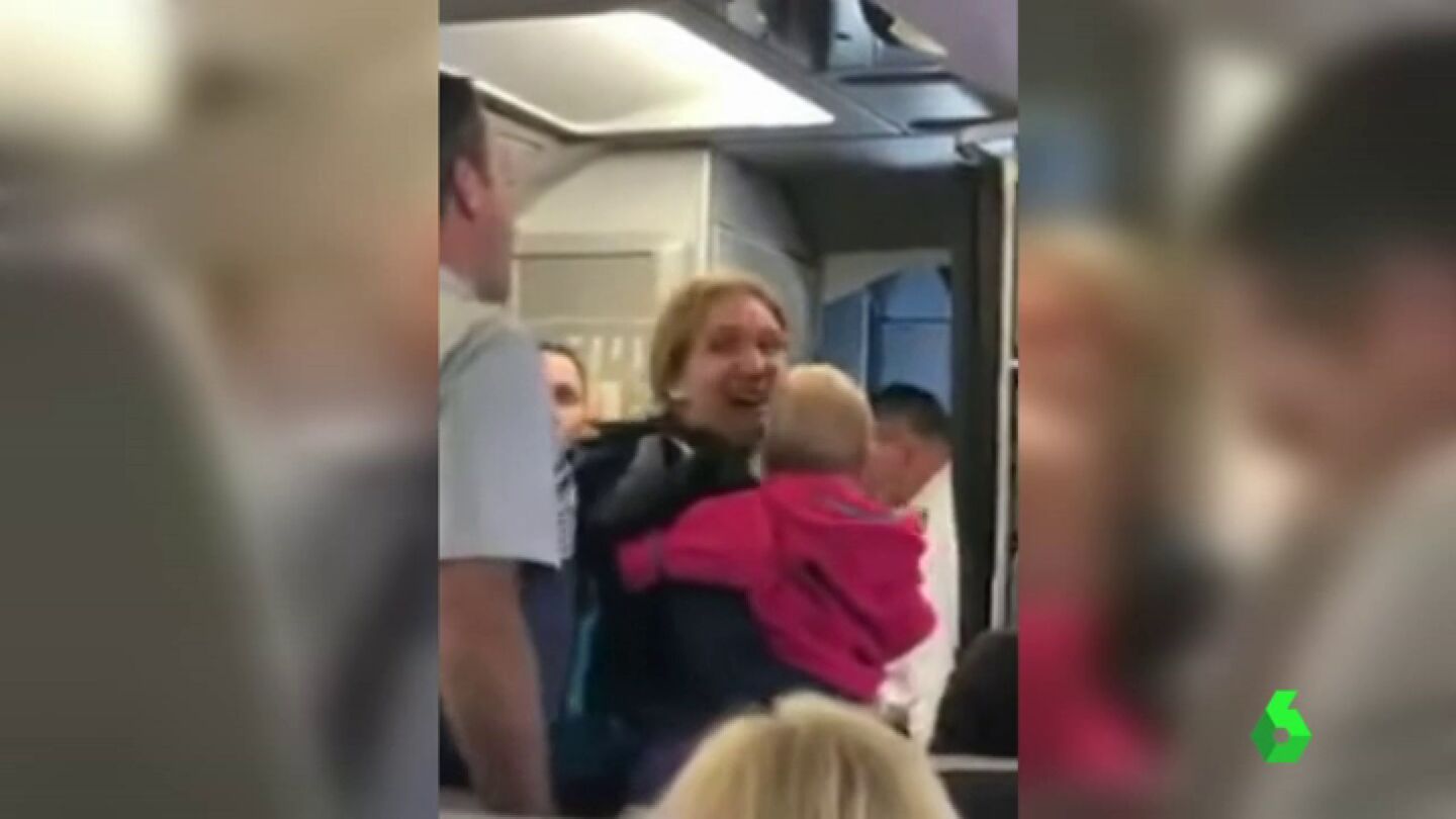 Una madre llora desconsolada despu&eacute;s de que un auxiliar de vuelo de American Airlines le golpeara con un carrito de beb&eacute;s 