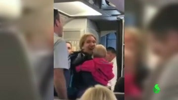 Una madre llora desconsolada después de que un auxiliar de vuelo de American Airlines le golpeara con un carrito de bebés
