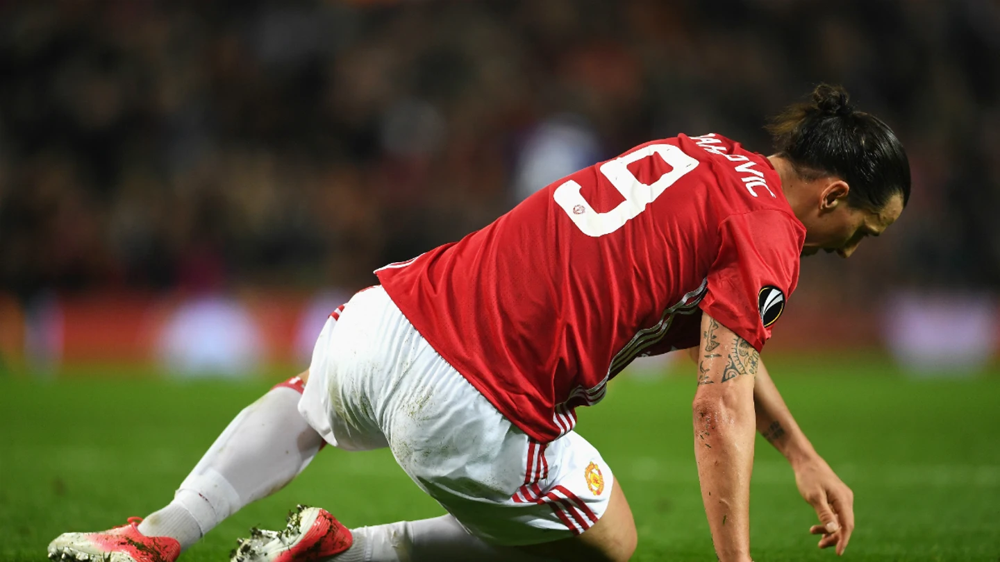 Ibrahimovic, tendido en el suelo Ibrahimovic, tendido en el suelo