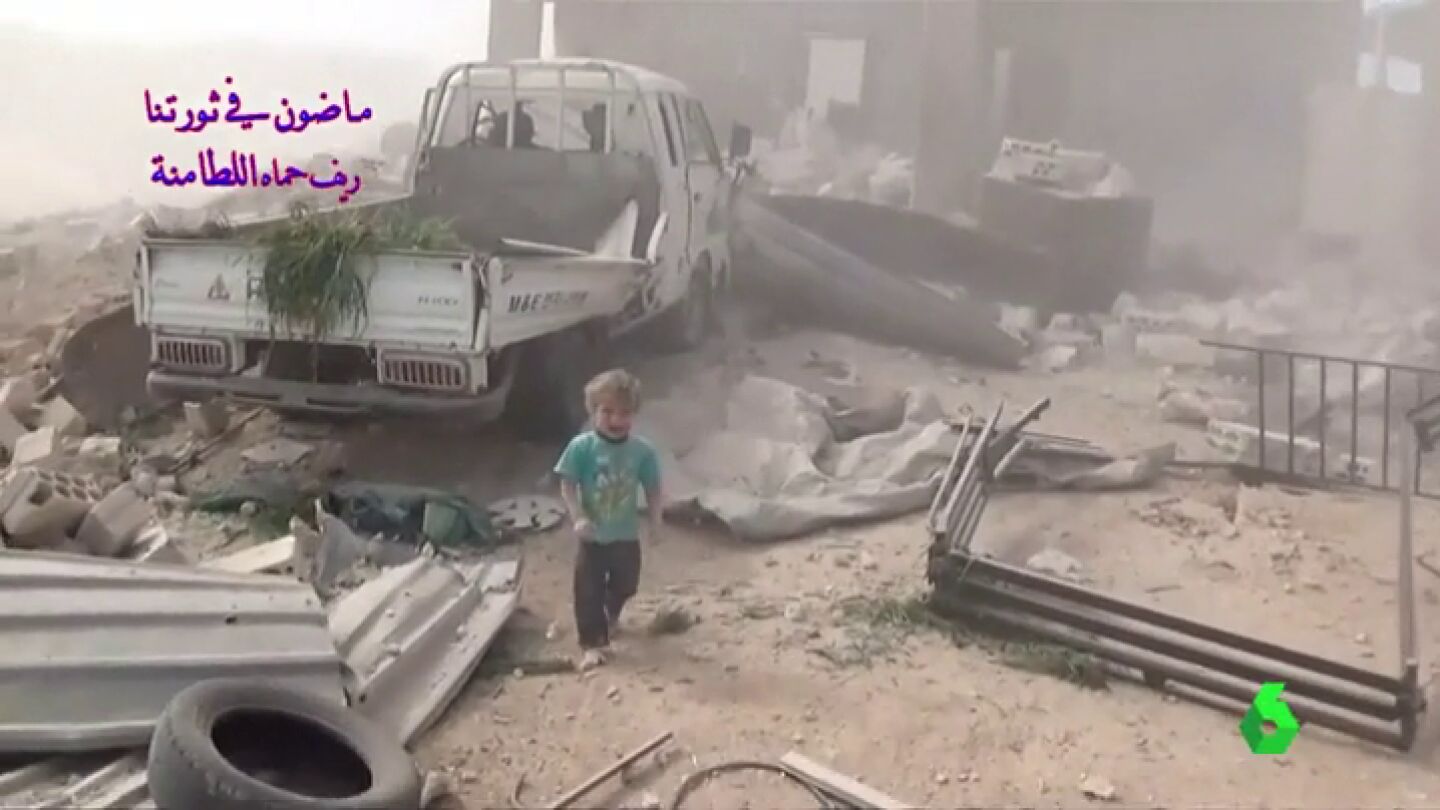 El peque&ntilde;o llora mientras escapa de los escombros que han dejado el bombardeo en Siria