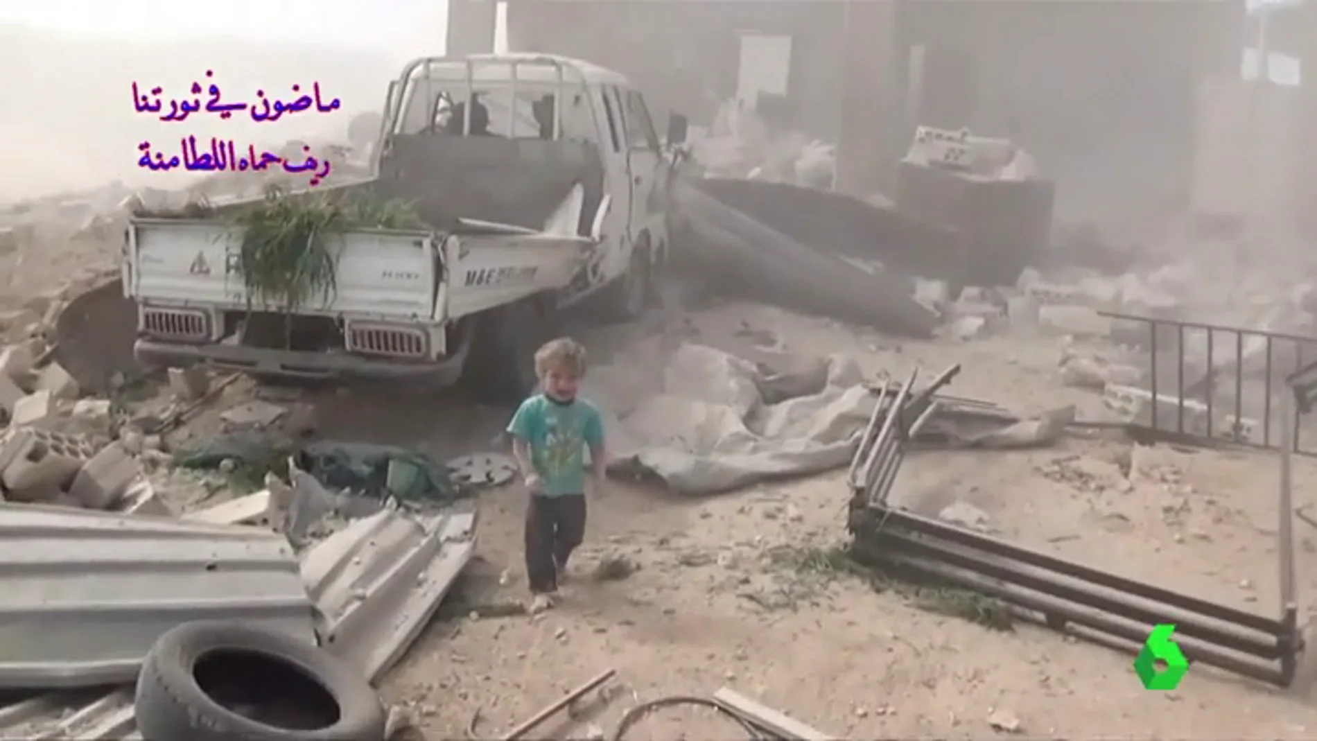 El pequeño llora mientras escapa de los escombros que han dejado el bombardeo en Siria