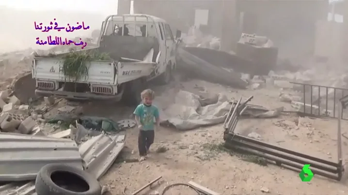 El pequeño llora mientras escapa de los escombros que han dejado el bombardeo en Siria El pequeño llora mientras escapa de los escombros que han dejado el bombardeo en Siria